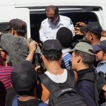 Migrantes de diversas nacionalidades se entregan a personal del Instituto Nacional de Migración (INM) el 14 de febrero de 2023 en la ciudad de Tapachula, Chiapas (México). EFE/Juan Manuel Blanco