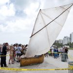 Un grupo de personas se reúne junto a una balsa encontrada en Miami Beach, Florida (EE.UU.). Imagen de archivo. EFE/CRISTOBAL HERRERA