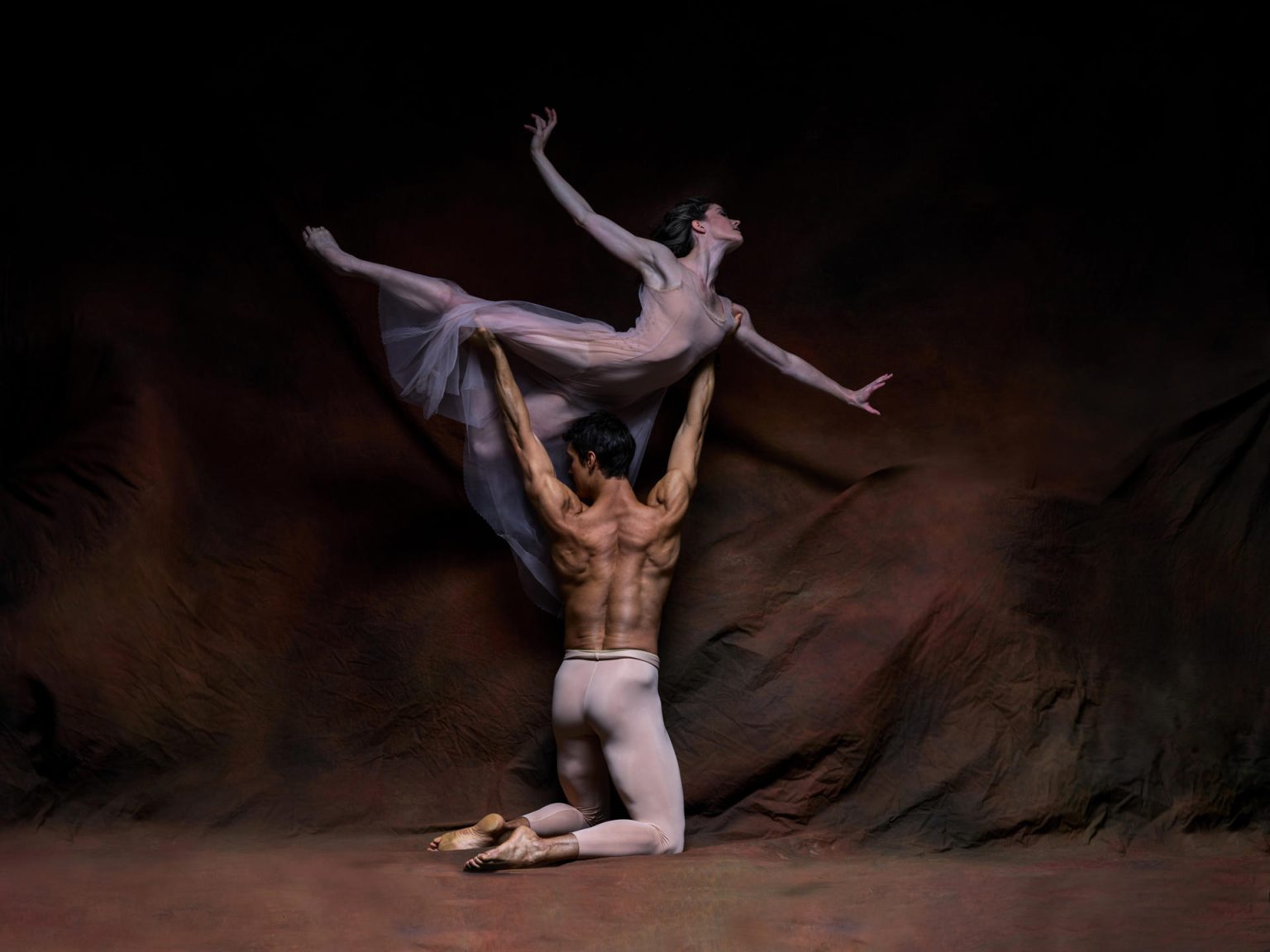 Fotografía promocional cedida por el American Ballet Theatre del ballet "Like Water for Chocolate" de Christopher Wheeldon, basado en la novela "Como agua para chocolate" de Laura Esquivel, que recrea la historia de una joven mexicana que vuelca sus sentimientos en los platos que cocina, y que se estrena el próximo 29 de marzo en el Segerstrom Center for the Arts en Costa Mesa, California (EEUU). EFE/ American Ballet Theatre SOLO USO EDITORIAL SOLO DISPONIBLE PARA ILUSTRAR LA NOTICIA QUE ACOMPAÑA (CRÉDITO OBLIGATORIO)