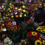 Comerciantes ofrecen sus productos con motivo del Día de San Valentín, el 13 de febrero de 2023, en la Ciudad de México (México). EFE/Sáshenka Gutiérrez