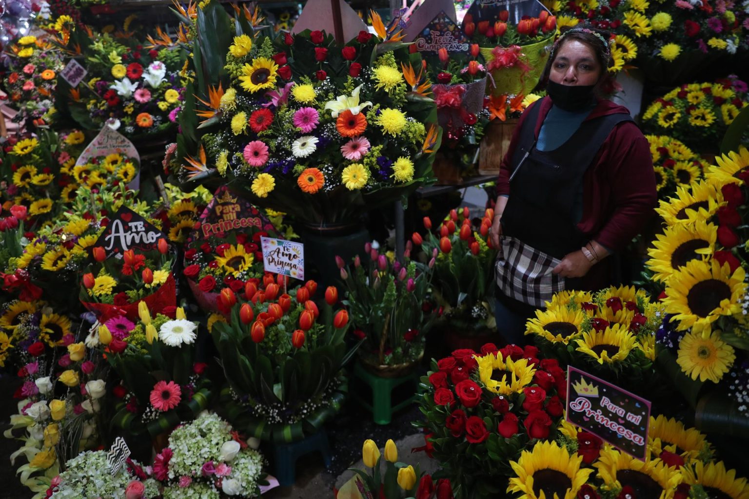 Comerciantes ofrecen sus productos con motivo del Día de San Valentín, el 13 de febrero de 2023, en la Ciudad de México (México). EFE/Sáshenka Gutiérrez