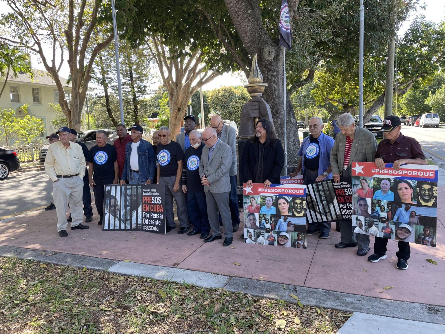 Fotografía cedida hoy por la Asamblea de la Resistencia Cubana donde aparecen unos ex presos políticos cubanos mientras posan previo a una conferencia de prensa, en Miami, Florida (EE.UU). EFE/Asamblea de la Resistencia Cubana /SOLO USO EDITORIAL/NO VENTAS/SOLO DISPONIBLE PARA ILUSTRAR LA NOTICIA QUE ACOMPAÑA/CRÉDITO OBLIGATORIO