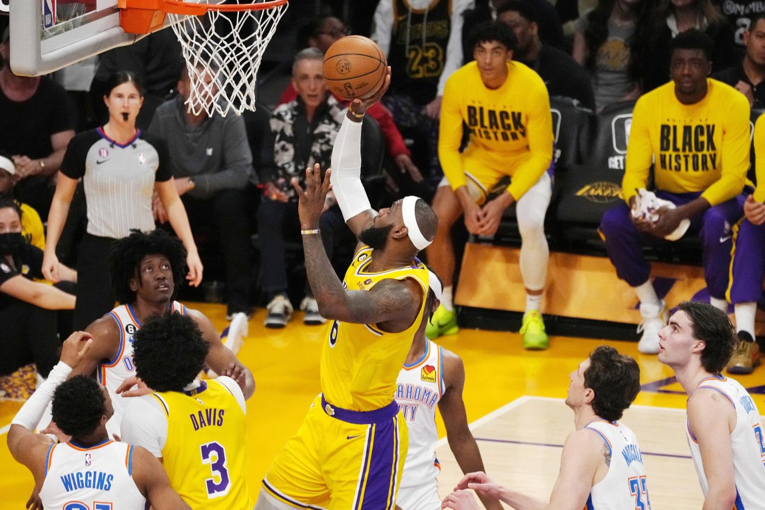 El alero de Los Ángeles Lakers, LeBron James (C), conduce a canasta durante la primera mitad del partido de baloncesto de la NBA. EFE/EPA/ALLISON CENA SHUTTERSTOCK FUERA