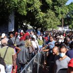 Personas migrantes de diversas nacionalidades hacen fila para tramitar papeles migratorios, el 21 de febrero de 2023 en la ciudad de Tapachula, Chiapas (México). EFE/Juan Manuel Blanco