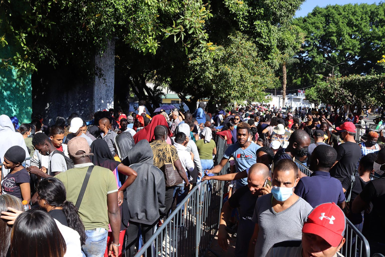 Personas migrantes de diversas nacionalidades hacen fila para tramitar papeles migratorios, el 21 de febrero de 2023 en la ciudad de Tapachula, Chiapas (México). EFE/Juan Manuel Blanco