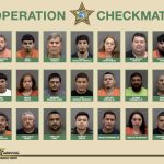 Fotografía cedida por la Oficina del Alguacil del Condado de Hillsborough (HCSO) donde aparecen los veintiún integrantes de la banda criminal Latin Kings, que fueron arrestados durante una operación policial de tres meses de duración, denominada "Checkmate" (Jaque mate). EFE/Team HCSO /SOLO USO EDITORIAL/NO VENTAS/SOLO DISPONIBLE PARA ILUSTRAR LA NOTICIA QUE ACOMPAÑA/CRÉDITO OBLIGATORIO