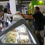 Expositores ofrecen una degustación de helados a visitantes, el 2 de febrero de 2023, en el marco de la Feria Internacional del Helado y Paleta, en Guadalajara, Jalisco (México). EFE/ Francisco Guasco