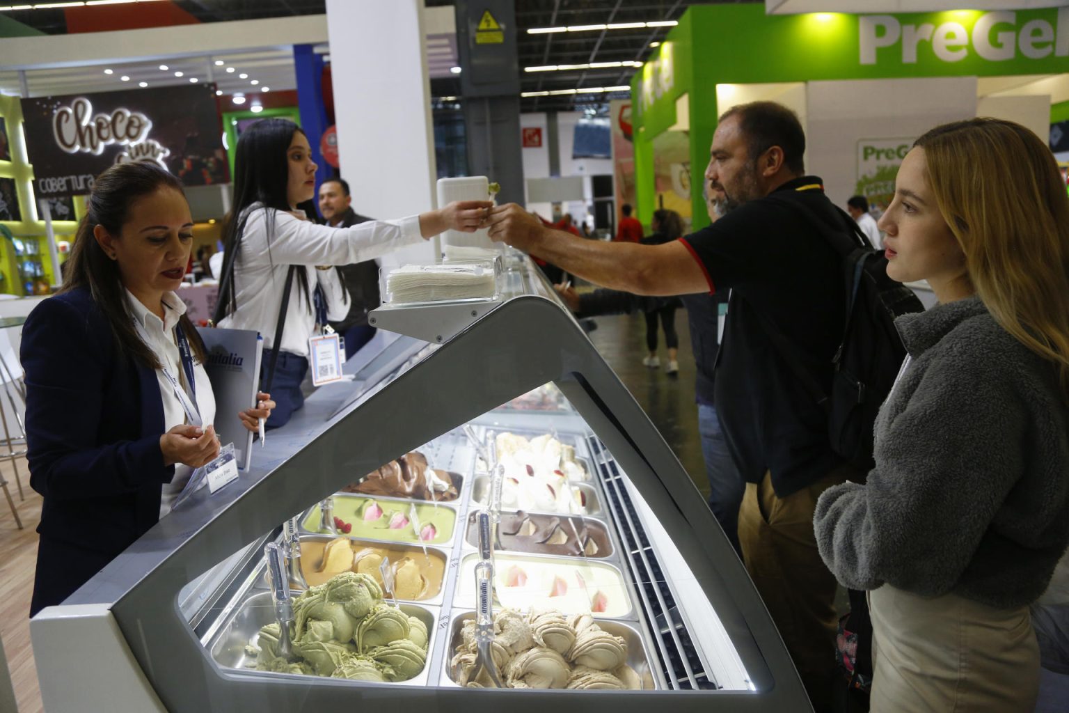 Expositores ofrecen una degustación de helados a visitantes, el 2 de febrero de 2023, en el marco de la Feria Internacional del Helado y Paleta, en Guadalajara, Jalisco (México). EFE/ Francisco Guasco