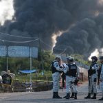 Personal de la Guardia Nacional, resguarda la zona donde se registro una explosión, el 23 de febrero de 2023, en el Centro de Almacenamiento de crudo de Petróleos Mexicanos (PEMEX), en Ixhuatlán del Sureste, estado de Veracruz (México). EFE/Angel Hernández