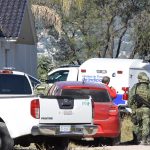 Miembros del Ejercito mexicano y peritos forenses trabajan en la zona donde ha tenido lugar un asesinato de una familia en la ciudad de León, en Guanajuato (México). Imagen de archivo. EFE/ Fernando Velázquez