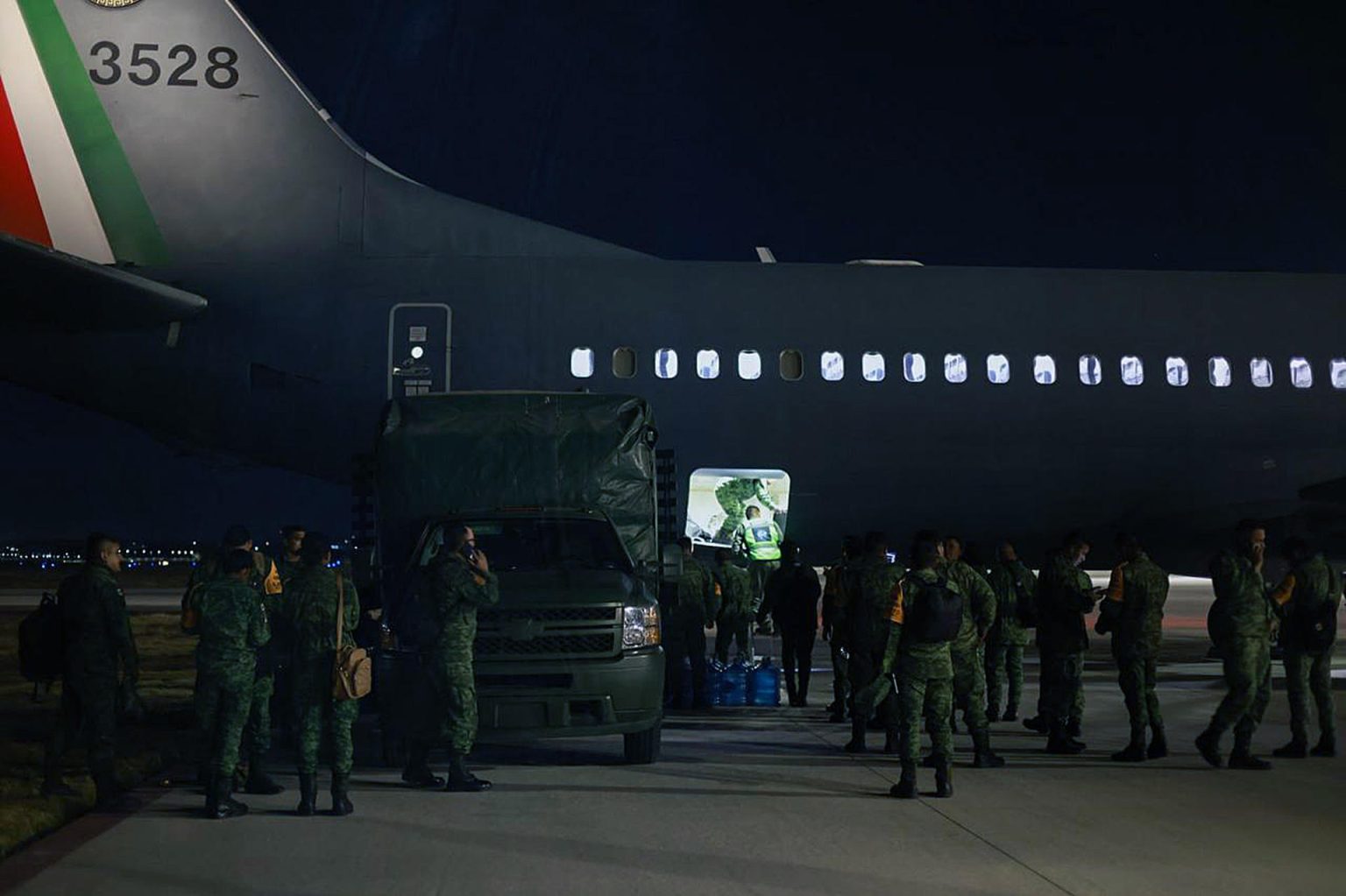 Fotografía cedida hoy por Secretaría de Relaciones Exteriores (SRE), de personal de rescate que viaja a Turquía para apoyar en labores de ayuda tras el sismo de magnitud 7.8, en el Aeropuerto Internacional de Ciudad de México (México). EFE/Secretaría de Relaciones Exteriores /SOLO USO EDITORIAL/SOLO DISPONIBLE PARA ILUSTRAR LA NOTICIA QUE ACOMPAÑA (CRÉDITO OBLIGATORIO)