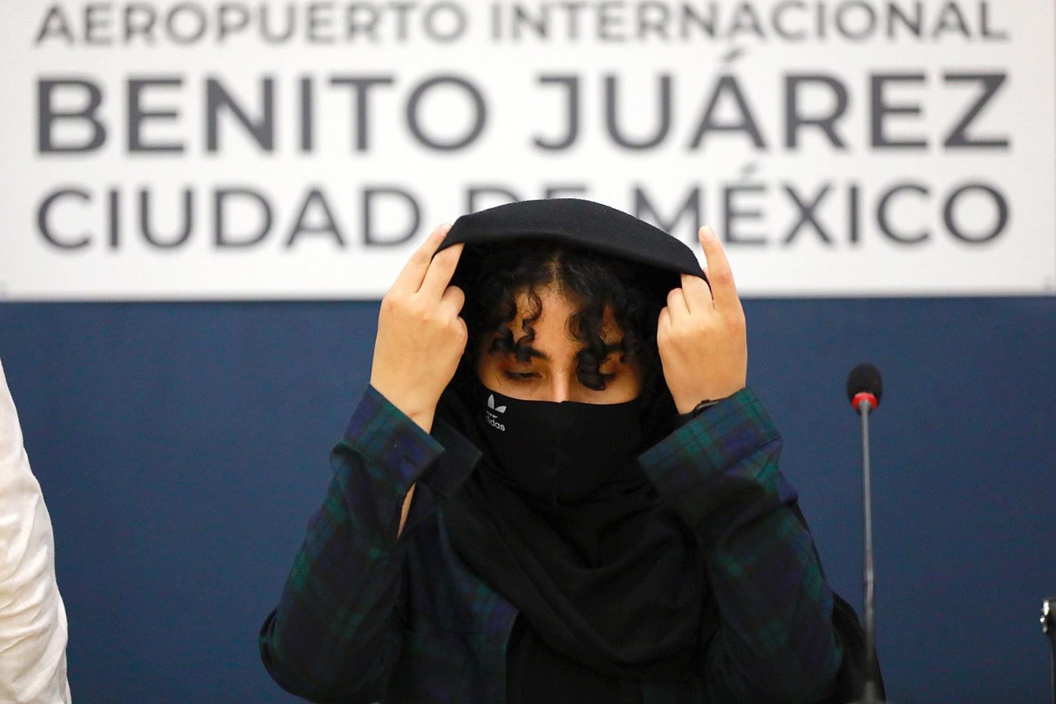 Una mujer refugiada de origen afgano participa en una conferencia de prensa en el Aeropuerto Internacional de la Ciudad de México (México). EFE/ Carlos Ramírez