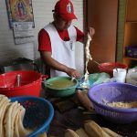 Ángel Alfaro, prepara tamales hoy previo al Día de la Candelaria, en el municipio de Tultitlán, en le Estado de México (México). EFE/Alex Cruz