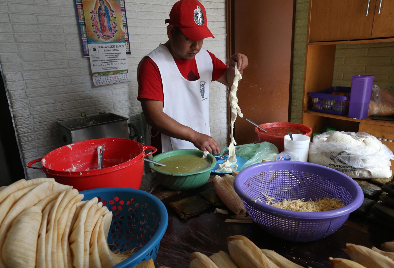 Ángel Alfaro, prepara tamales hoy previo al Día de la Candelaria, en el municipio de Tultitlán, en le Estado de México (México). EFE/Alex Cruz