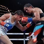 La puertorriqueña Amanda Serrano (d) le propina un puñetazo en el rostro a la mexicana Erika Cruz Hernández (I) durante su combate de boxeo por el Campeonato de Peso Pluma Femenino en The Hulu Theatre en el Madison Square Garden en Nueva York. EFE/EPA/JASON SZENES