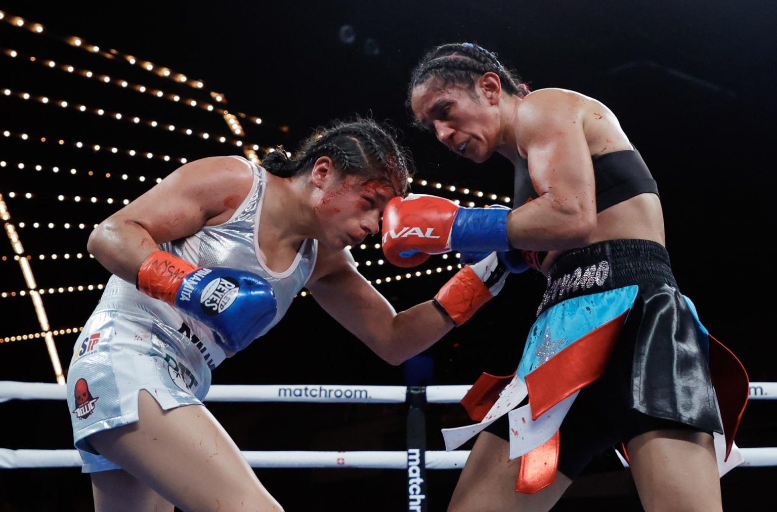 La puertorriqueña Amanda Serrano (d) le propina un puñetazo en el rostro a la mexicana Erika Cruz Hernández (I) durante su combate de boxeo por el Campeonato de Peso Pluma Femenino en The Hulu Theatre en el Madison Square Garden en Nueva York. EFE/EPA/JASON SZENES