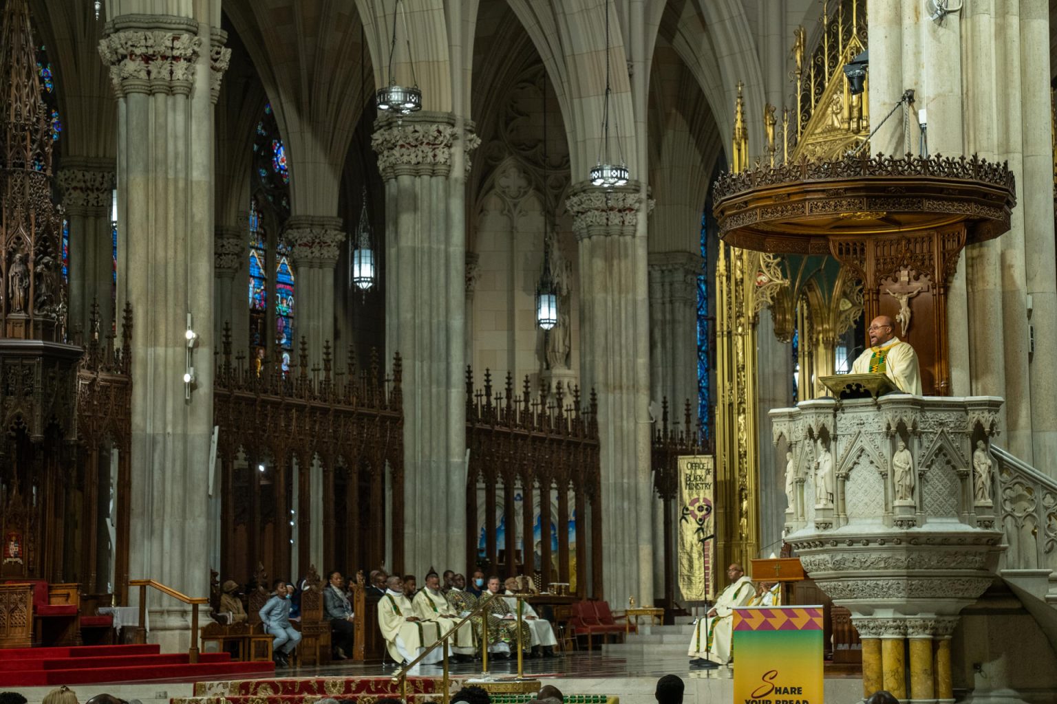 El padre Michael L Thompson habla hoy durante una misa en honor a la comunidad afrolatina, con motivo del Mes de la Historia Negra (Black History Month), en la Catedral de San Patricio en Nueva York (EE.UU). EFE/ Ángel Colmenares