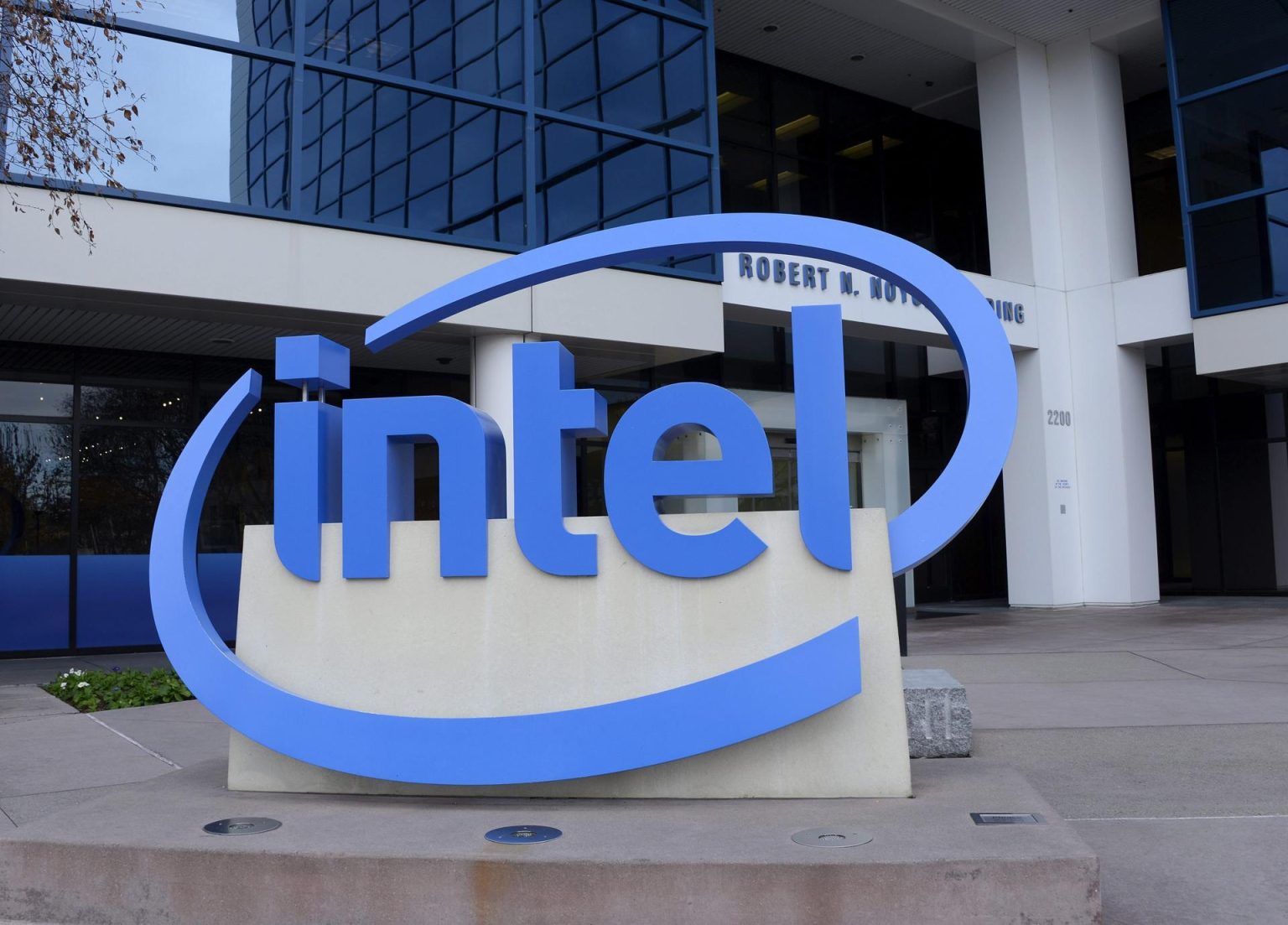 Imagen de archivo que muestra el logotipo de Intel frente a la sede corporativa de la empresa, en Santa Clara, California, Estados Unidos. EFE/John G. Mabanglo