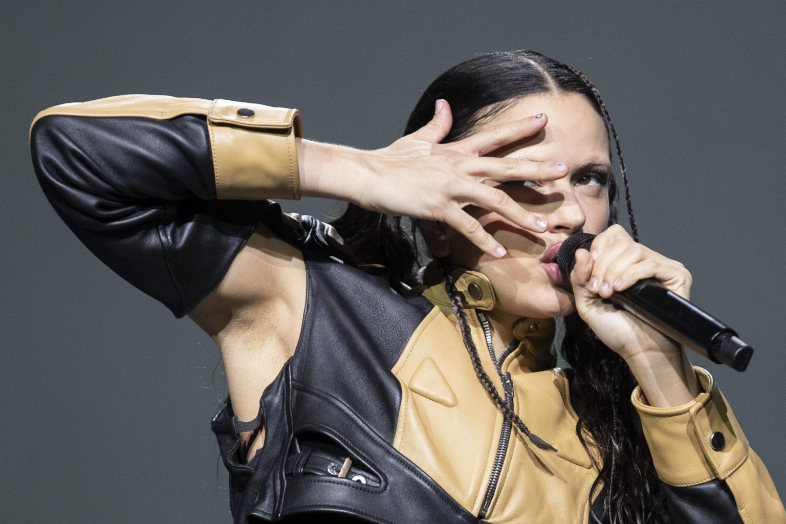 Fotografía de archivo en la que se registró a la cantante española Rosalía, durante su gira internacional Motomami World Tour, en el Movistar Arena de Santiago de Chile. EFE/Alberto Valdés