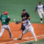 Julián Ornelas de Los Cañeros de Los Mochis de Mexico corre a primera base contra Los Leones del Caracas de Venezuela durante un juego de la quinta jornada de la Serie del Caribe 2023 en Caracas (Venezuela). EFE/ Miguel Gutiérrez