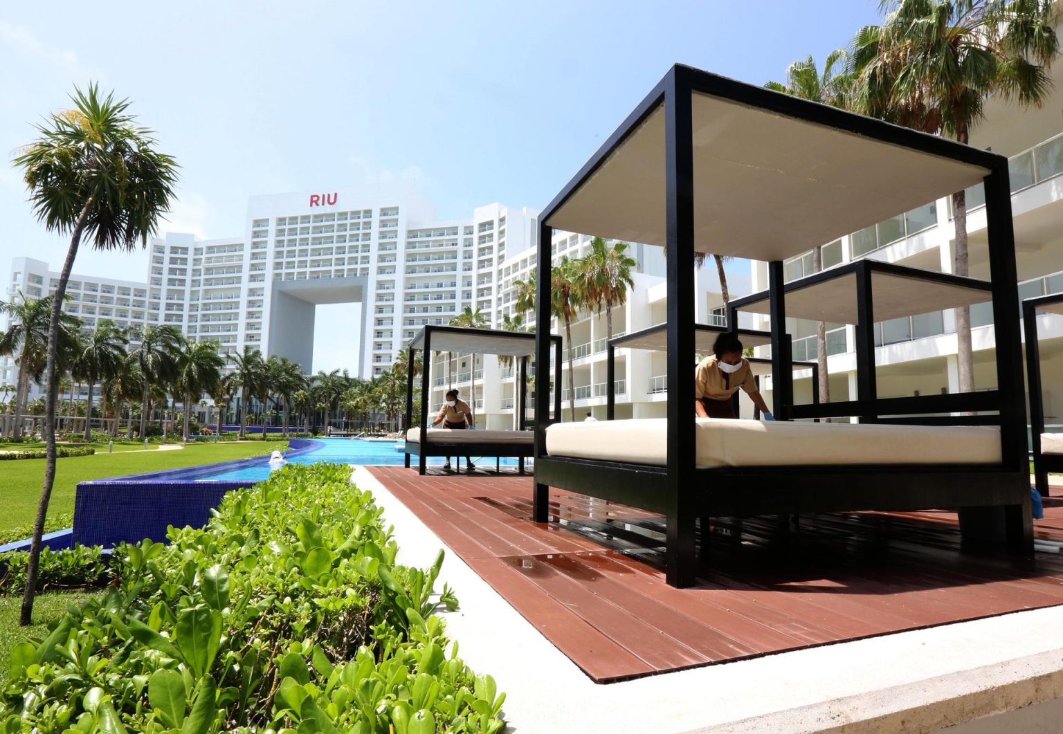 Trabajadoras limpian las instalaciones del Hotel Riu Palace Península en Cancún Quintana Roo (México). Imagen de archivo. EFE/Alonso Cupul