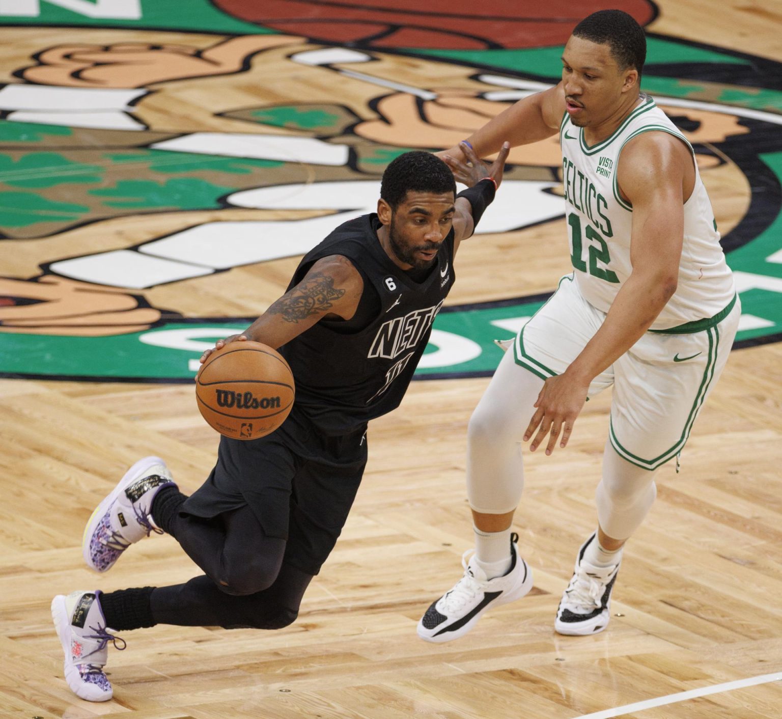 Imagen de archivo de Kyrie Irving (i), base de los Brooklyn Nets. EFE/EPA/CJ GUNTHER SHUTTERSTOCK OUT