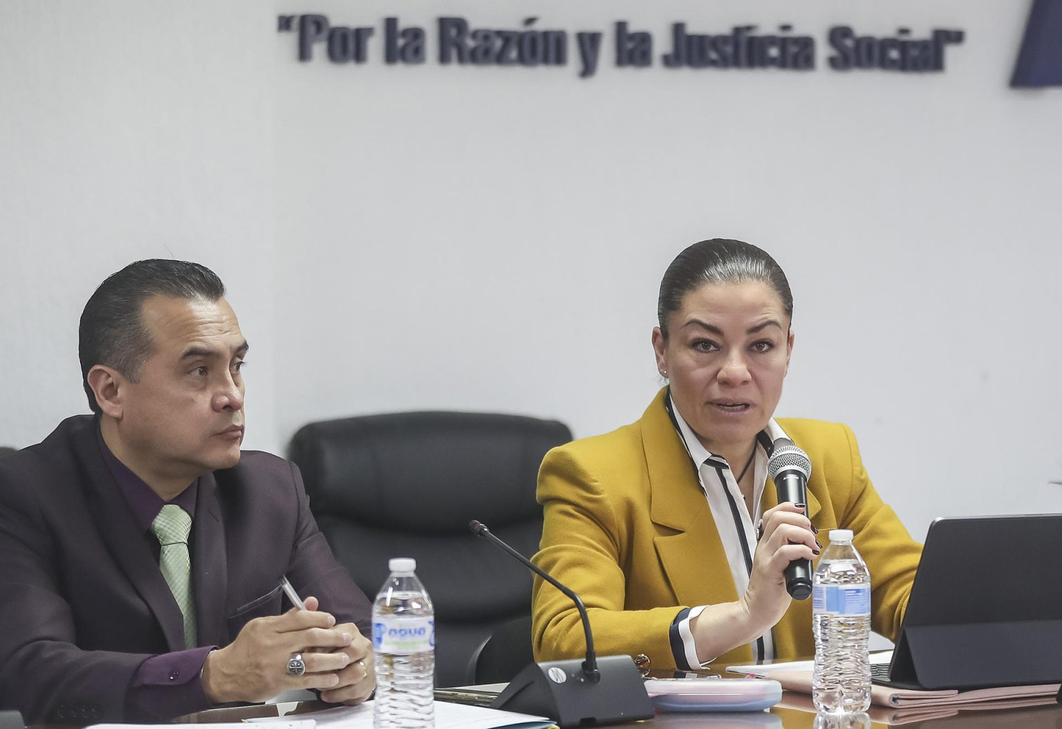 La secretaria general de ASSA, Sara Salazar (d), acompañada de su secretario David Nava (i), durante su participación en una rueda de prensa, hoy en la Ciudad de México (México). EFE/ Isaac Esquivel