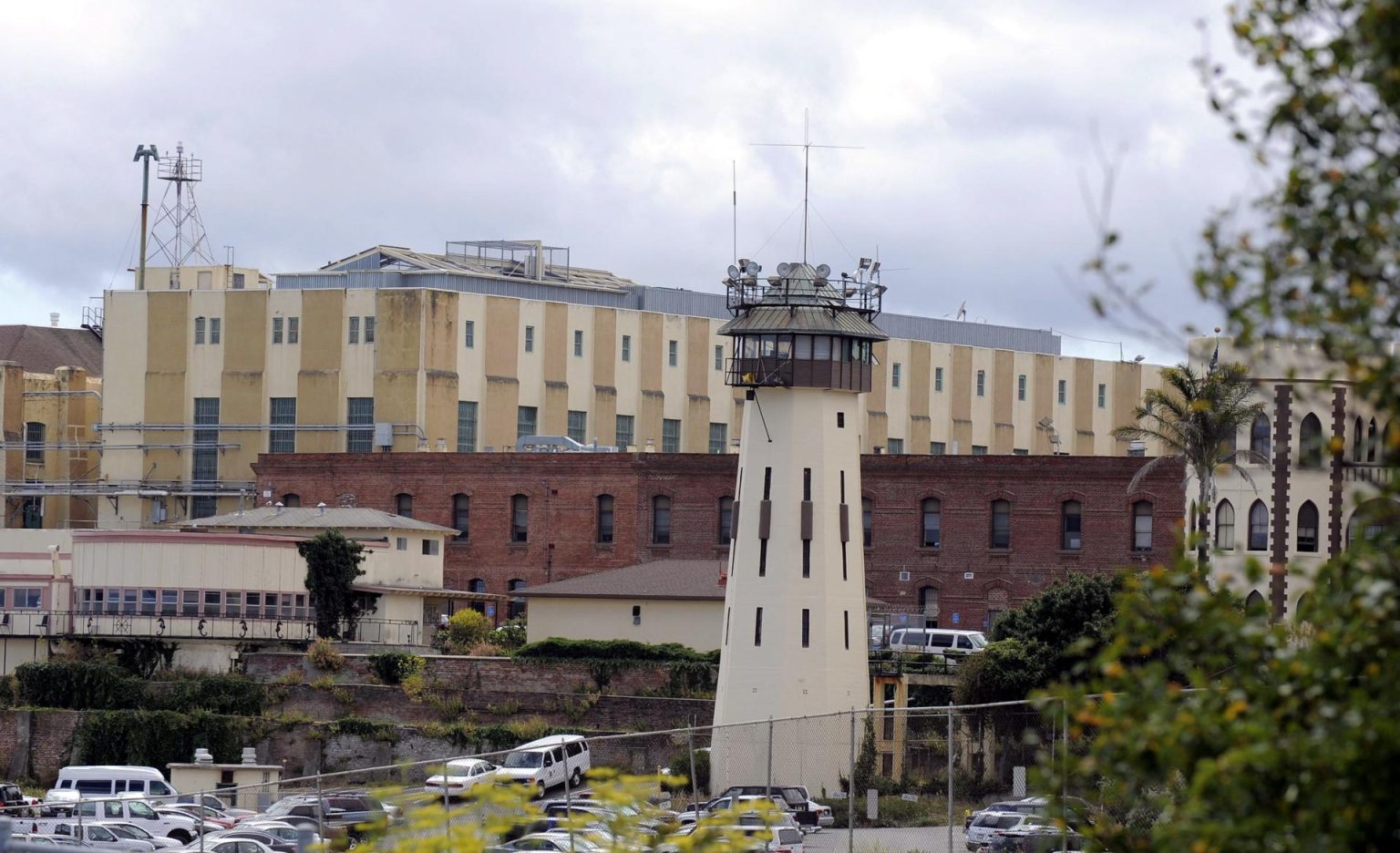 Vista de la torre frontal de la prisión de San Quentin, California (EEUU). Imagen de archivo. EFE/Jhon G. Mabanglo