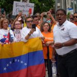 El presidente de Venezolanos Perseguidos Políticos en el Exilio (Veppex), José Antonio Colina, durante una protesta en el consulado de Venezuela en Miami, Florida. Imagen de archivo. EFE/Andy Ale