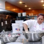 La mexicana Imelda Hartley, dueña de "Happy Tamales", prepara unos platos durante una entrevista con Efe el 27 de enero de 2023, en Phoenix, Arizona (Estados Unidos). EFE/ María León