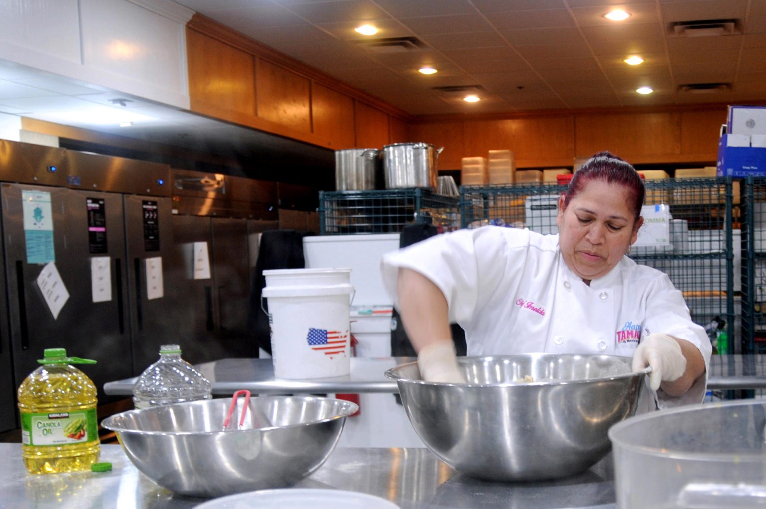 La mexicana Imelda Hartley, dueña de "Happy Tamales", prepara unos platos durante una entrevista con Efe el 27 de enero de 2023, en Phoenix, Arizona (Estados Unidos). EFE/ María León