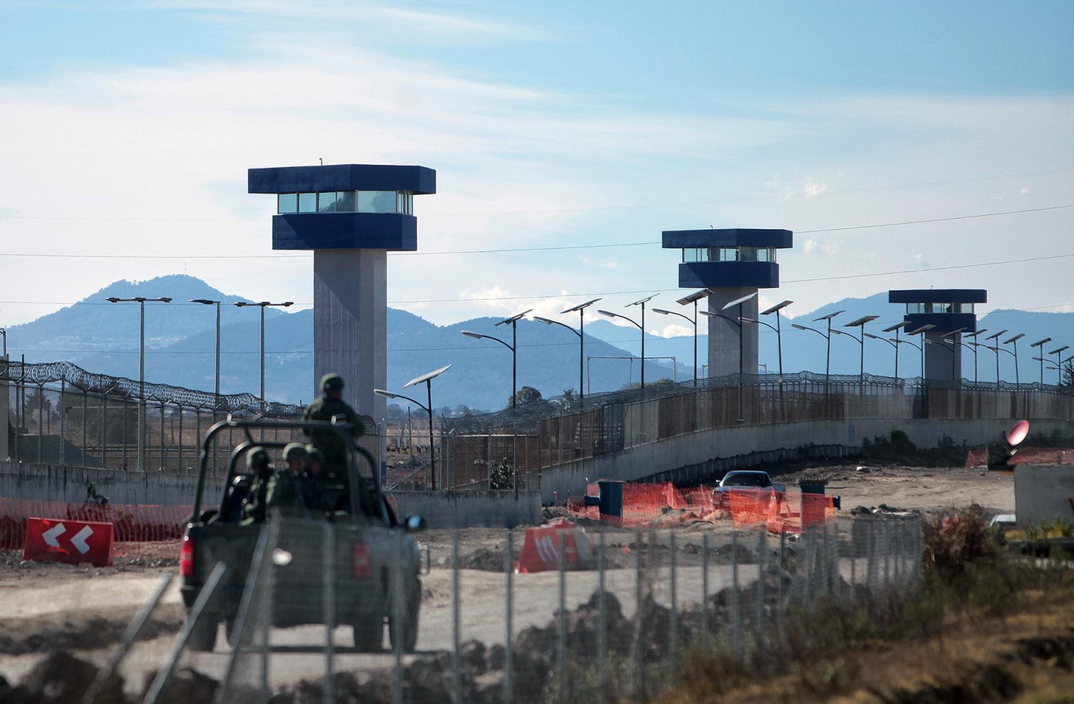 Fotografía de archivo fechada el 15 de enero de 2016 de personal del Ejército Mexicano, custodiando el penal de máxima seguridad del Altiplano, en Almoloya de Juárez, estado de México (México). EFE/ Sáshenka Gutiérrez