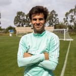 El futbolista español Riqui Puig posa para una foto durante una entrevista con Efe hoy, en el Dignity Health Sports Center, en Carson, California (EE.UU.). EFE/Armando Arorizo