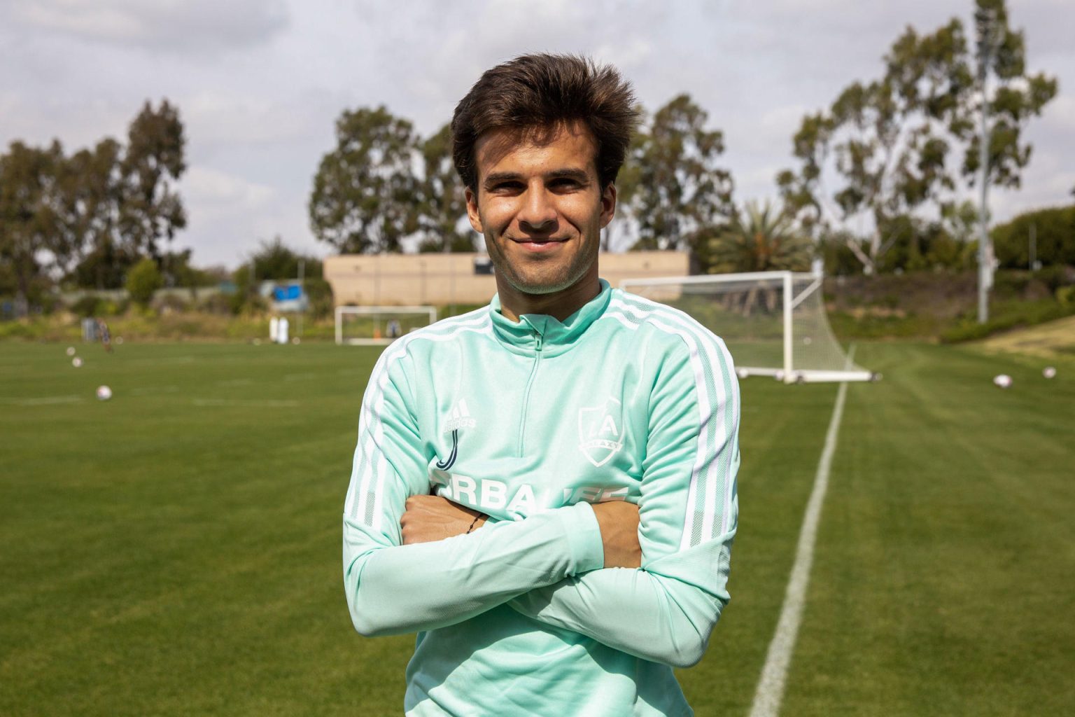 El futbolista español Riqui Puig posa para una foto durante una entrevista con Efe hoy, en el Dignity Health Sports Center, en Carson, California (EE.UU.). EFE/Armando Arorizo