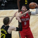 El centro de los New Orleans Pelicans, Willy Hernangomez (9), en una fotografía de archivo. EFE/ George Frey