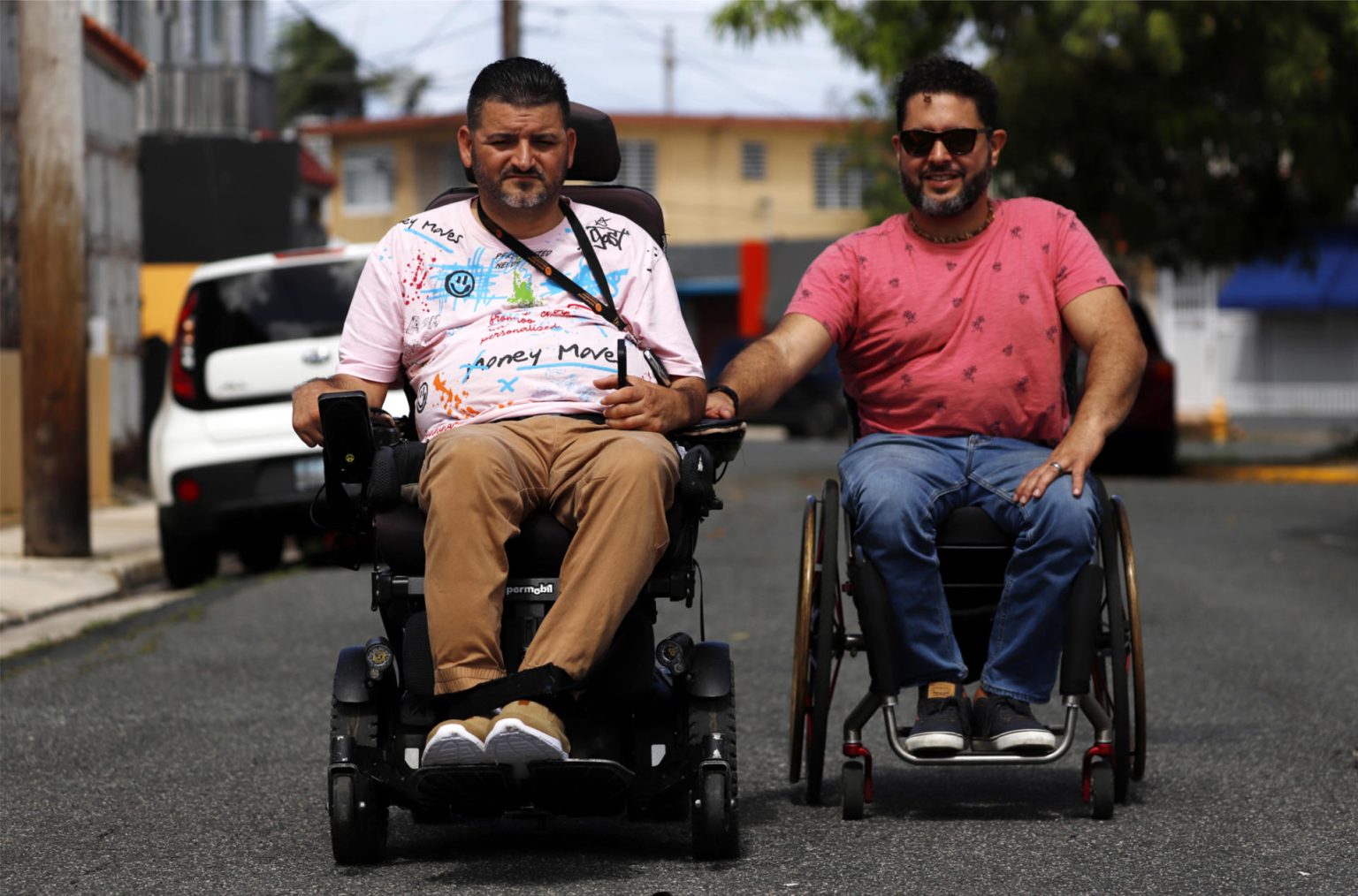 Rubén Rodríguez (i) y Ángel Gabriel Román posan durante un recorrido por una calle el 9 de febrero de 2022, en San Juan (Puerto Rico). EFE/ Thais Llorca