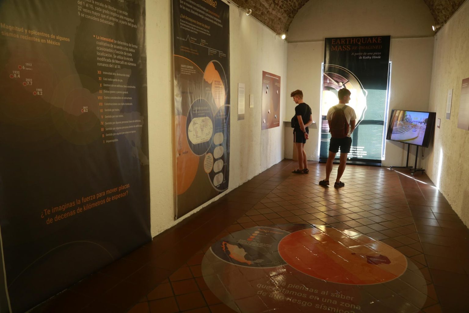 Visitantes observan la muestra "Earthquake Mass Re-imagined" hoy, en el museo del Ex Convento del Carmen, en Guadalajara, estado de Jalisco (México). EFE/ Francisco Guasco