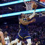 El alero de los Golden State Warriors Jonathan Kuminga (d) contra los Dallas Mavericks durante el tercer cuarto del partido de la NBA en el Chase Center de San Francisco, California, EE.UU. EFE/EPA/JOHN G. MABANGLO