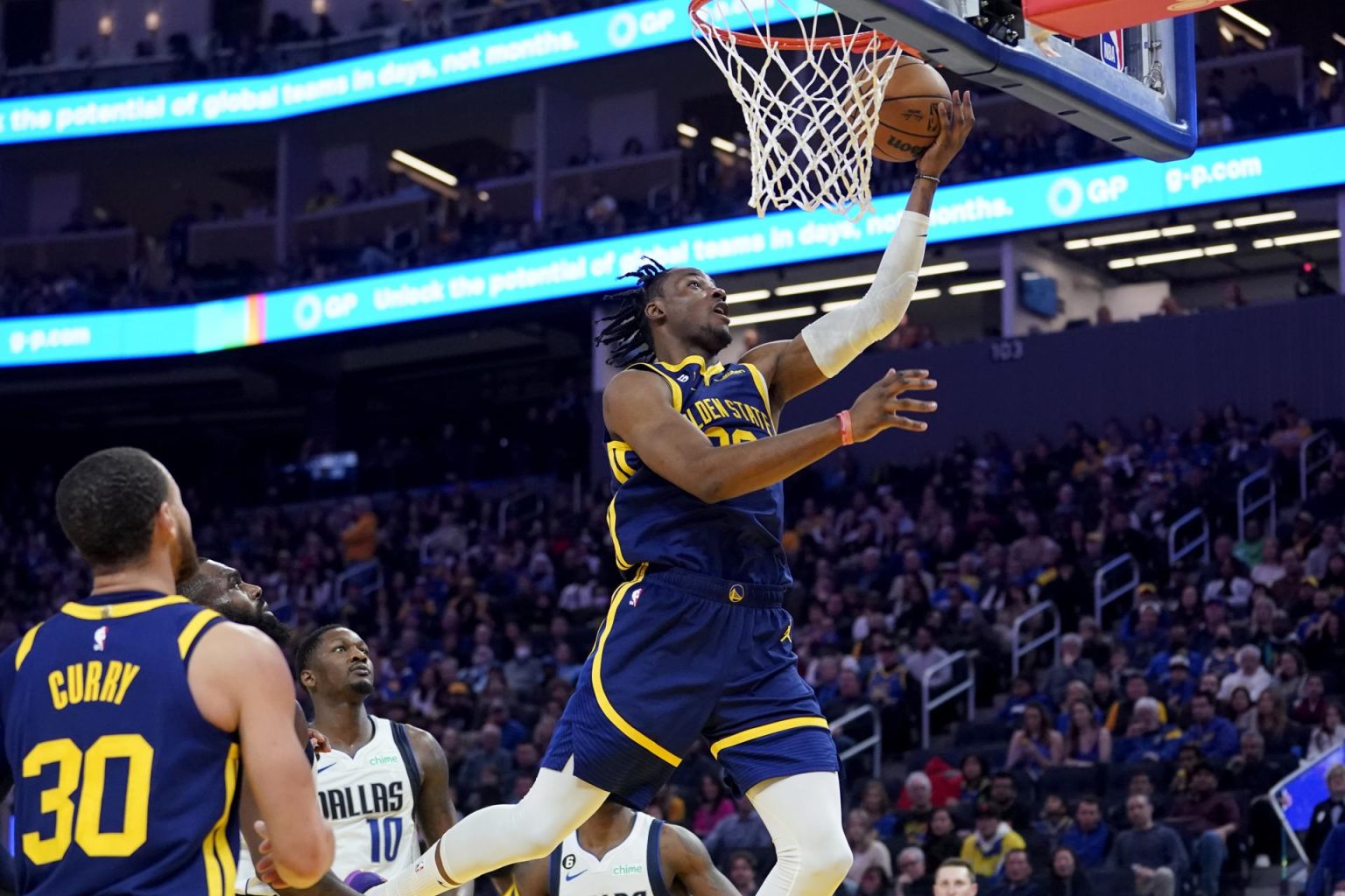 El alero de los Golden State Warriors Jonathan Kuminga (d) contra los Dallas Mavericks durante el tercer cuarto del partido de la NBA en el Chase Center de San Francisco, California, EE.UU. EFE/EPA/JOHN G. MABANGLO