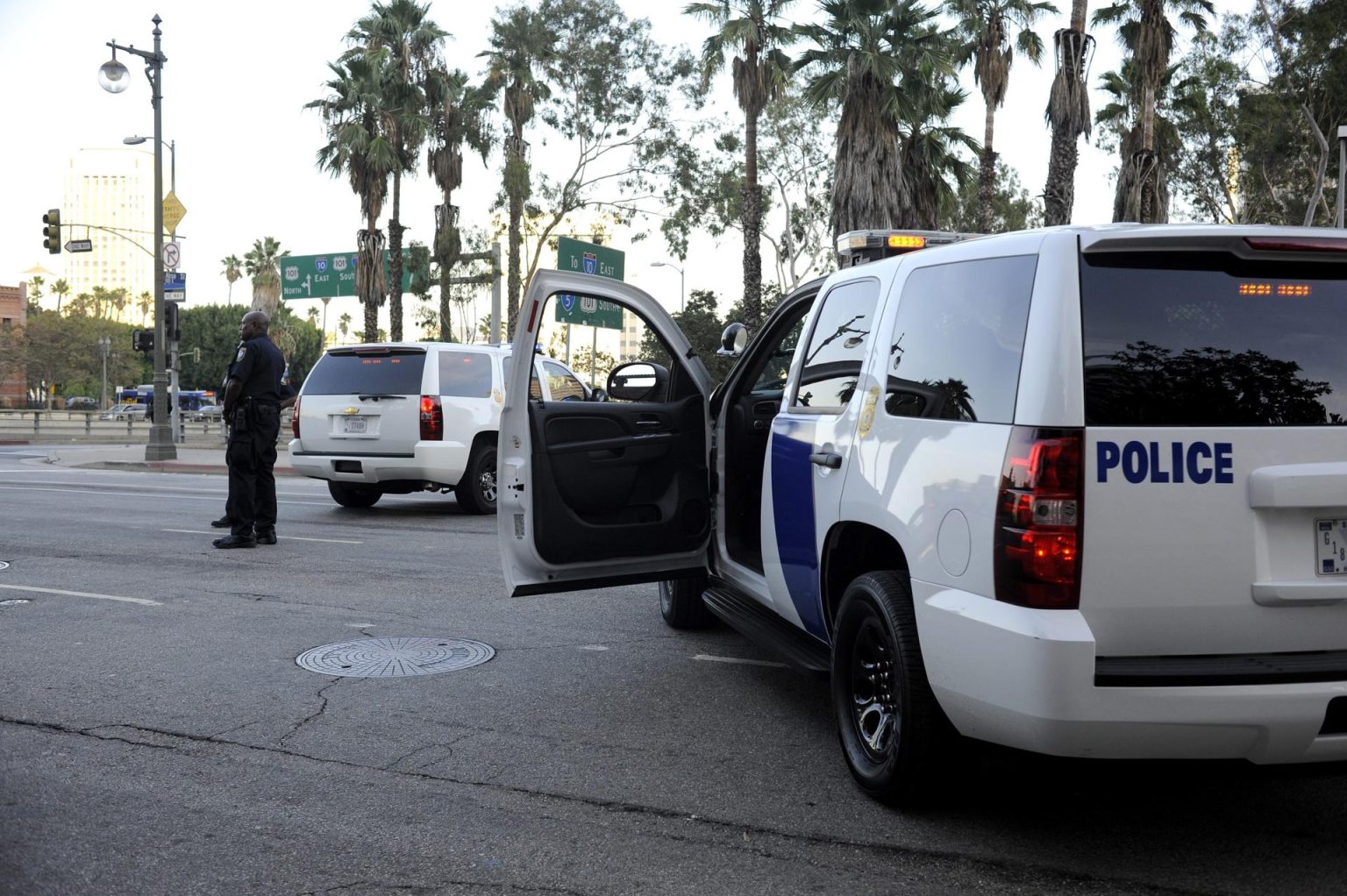 La Policía de Los Ángeles ha pedido ayuda al público para encontrar a un hombre que amenazó con un cuchillo a una trabajadora salvadoreña, quien lo desarmó y lo sacó corriendo de una tienda en la que trabaja. Archivo. EFE/PAUL BUCK