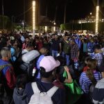 Migrantes se preparan durante la madrugada de este martes, para salir en caravana desde la ciudad de Tapachula, en Chiapas (México). EFE/ Juan Manuel Blanco