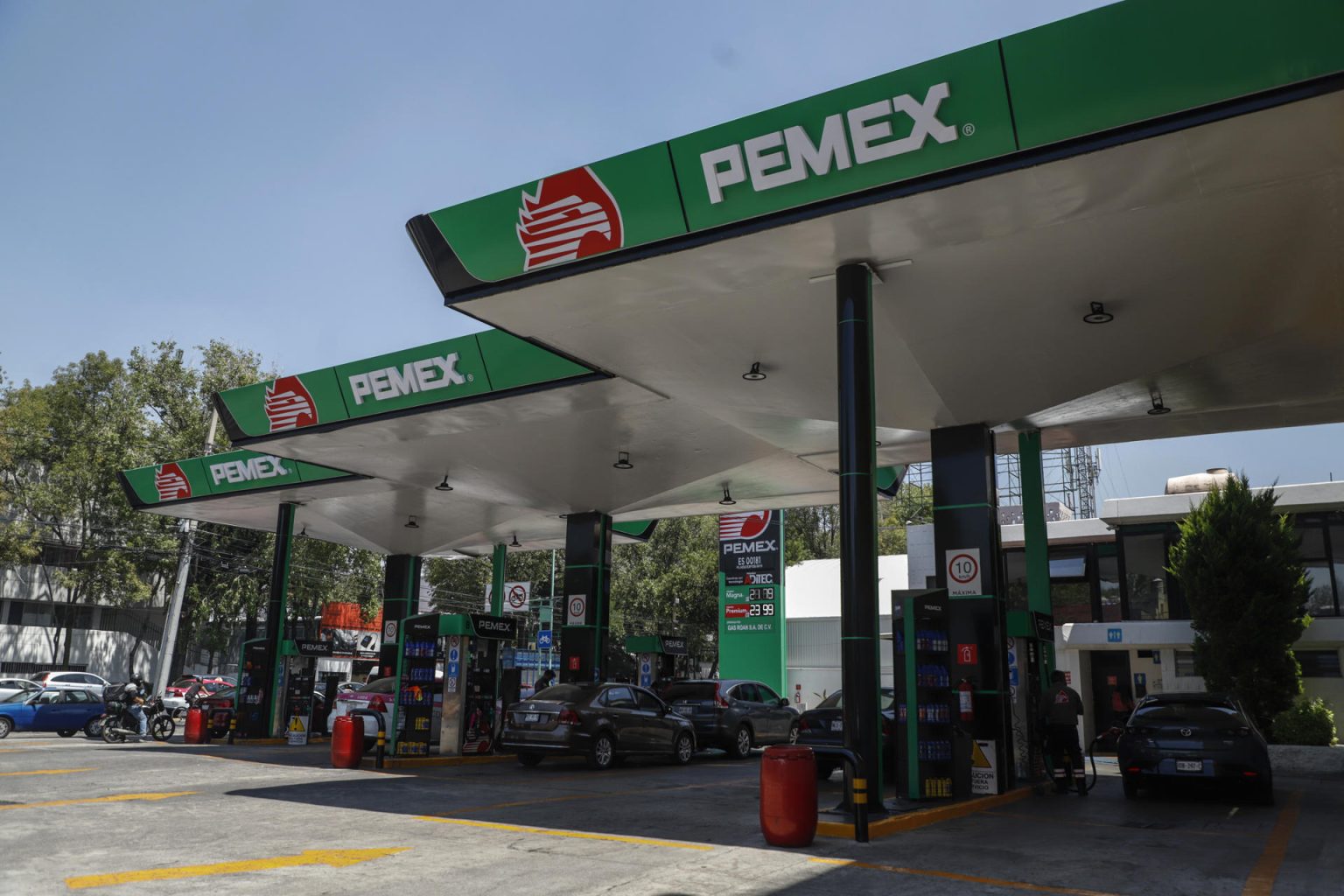 Fotografía de una estación de gasolina de Petróleos Mexicanos (Pemex) en la Ciudad de México. Imagen de archivo. EFE/ Isaac Esquivel