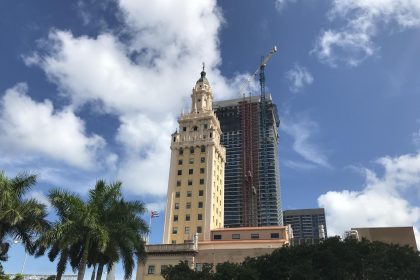 Fotografía de archivo fechada el 26 de julio de 2021 que muestra la Torre de la Libertad, o "El refugio", como le llamaban los cubanos, en Miami, Florida (EEUU). EFE/ Ana Mengotti