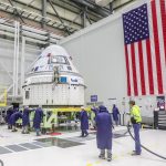 Fotografía cedida por la NASA donde aparecen unas personas mientras trabajan sobre la nave espacial Boeing CST-100 Starliner, el 8 de febrero de 2023, en la instalación de procesamiento de carga y tripulación comercial de la compañía en el Centro Espacial Kennedy de la NASA en Florida (EE.UU.). EFE/NASA /SOLO USO EDITORIAL /NO VENTAS /SOLO DISPONIBLE PARA ILUSTRAR LA NOTICIA QUE ACOMPAÑA /CRÉDITO OBLIGATORIO