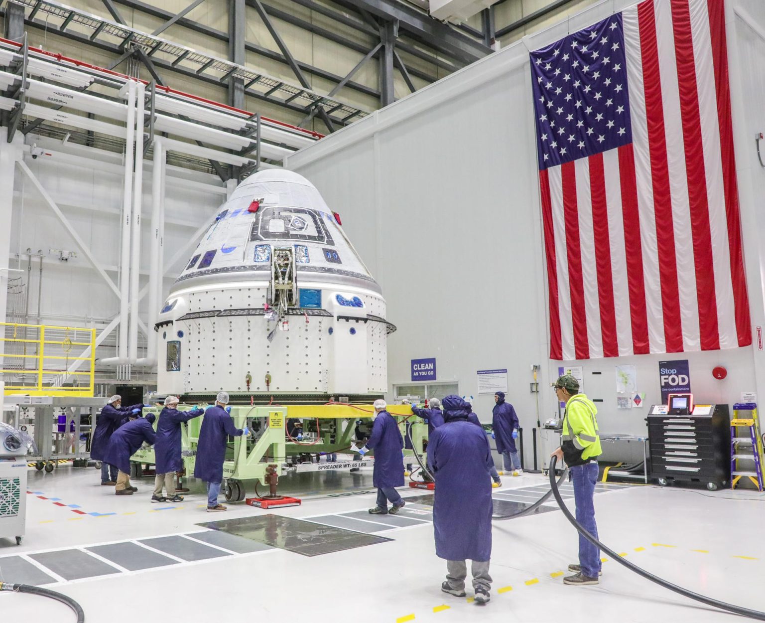 Fotografía cedida por la NASA donde aparecen unas personas mientras trabajan sobre la nave espacial Boeing CST-100 Starliner, el 8 de febrero de 2023, en la instalación de procesamiento de carga y tripulación comercial de la compañía en el Centro Espacial Kennedy de la NASA en Florida (EE.UU.). EFE/NASA /SOLO USO EDITORIAL /NO VENTAS /SOLO DISPONIBLE PARA ILUSTRAR LA NOTICIA QUE ACOMPAÑA /CRÉDITO OBLIGATORIO