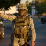 Un integrante de la Marina Armada de México participa en un operativo en una calle de la ciudad de Culiacán (México). Imagen de archivo. EFE/Juan Carlo Cruz