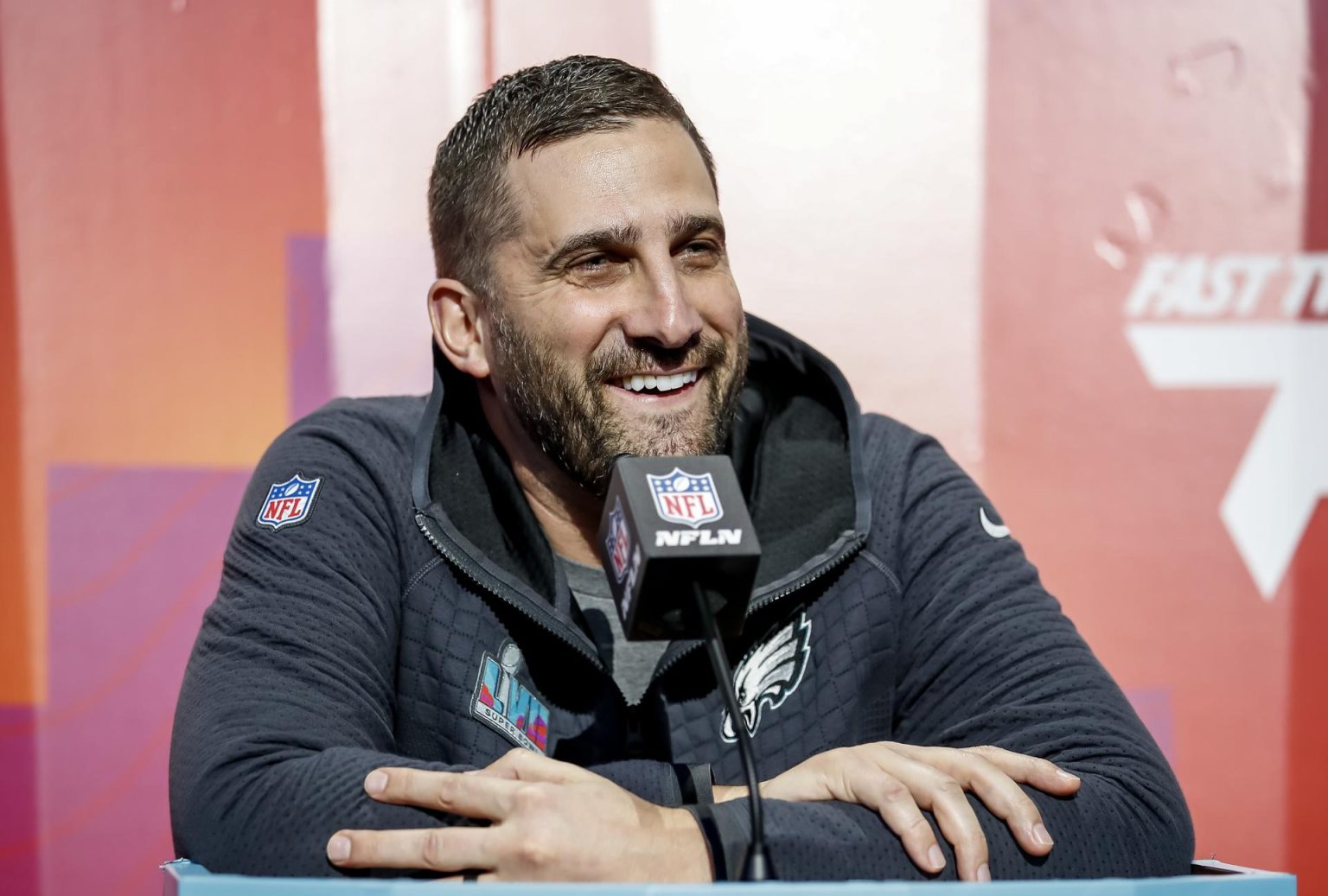 El entrenador en jefe de los Philadelphia Eagles, Nick Sirianni, habla con los medios de comunicación durante el evento de apertura del Super Bowl LVII de la Liga Nacional de Fútbol Americano en el Footprint Center en Phoenix, Arizona, EE. UU. EFE/CAROLINE BREHMAN