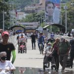 Ciudadanos colombianos y venezolanos cruzan el Puente Internacional Simón Bolívar, en Villa del Rosario, Norte de Santander (Colombia). Imagen de archivo. EFE/Mario Caicedo