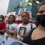 Madres y familiares de desaparecidos protestan frente a las instalaciones de la Fiscalía General del Estado, en la ciudad de Monterrey, en Nuevo León, (México). EFE/Miguel Sierra