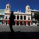 Imagen de archivo que muestra a una persona caminando frente a la sede de la Alcaldía de San Juan (Puerto Rico). EFE/Thais LLorca